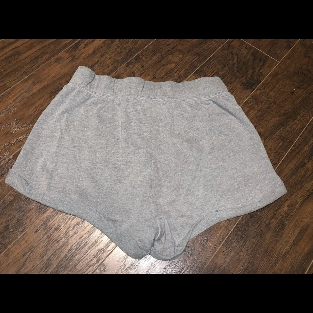 PINK Victoria’s Secret gray cuff sweat shorts size small good condition - Picture 4 of 4